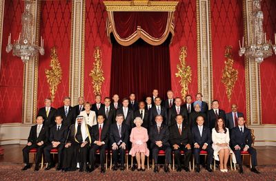 Réunis à Londres, le 2 avril 2009, autour de 
la reine Elizabeth II, les chefs d'Etat et de gouvernement des 20 plus 
grandes puissances du monde ont envisagé de créer un directoire 
économique mondial.