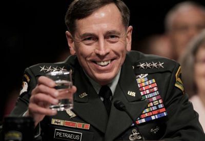 Le général  David Petraeus trinque à prochaine guerre