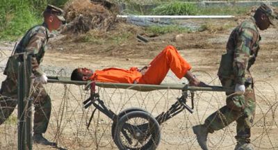 Détenu sortant d’une séance de conditionnement à Guantánamo.