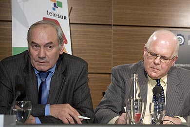 El general Leonid Ivashov (a la izquierda), durante la conferencia Axis for Peace, el 18 noviembre de 2005, en Bruselas, junto a Webster G. Tarpley