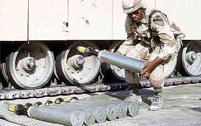 Un soldado manipula munición de uranio empobrecido