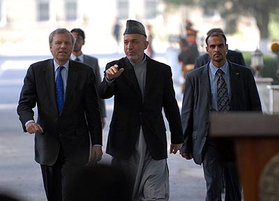 El secretario general de la OTAN Jaap de Hoop Scheffer y el presidente afgano Hamid Karzai, el 20 de julio de 2006