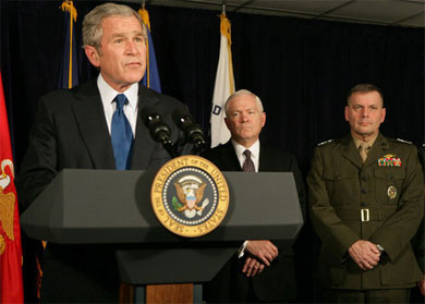 El 29 de noviembre de 2007, el presidente George W. Bush anuncia su nuevo presupuesto militar y rechaza vincularlo a un retiro de Irak. A pesar de la retórica marcial, esto constituye un paso atrás. Fuente foto: White House.