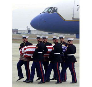 Soldados marines de los EEUU transportando el cadáver del agente de la CIA Johnny «Mike» Spann