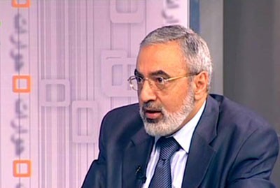 Ministr informací Omran al-Zoubi přednesl řeč v národní televizi po útoku, který částečně ochromil vedení syrské armády