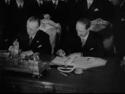 Joachim Ribbentrop and Georges Bonnet sign the Franco-German Commitment to peaceful collaboration (1938).