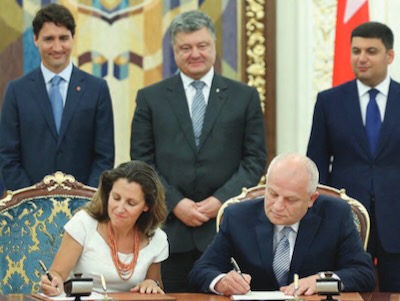 Chrystia Freeland and Stepan Kubiv sign the Canada-Ukraine Free Trade Agreement, in the presence of Prime Minister Justin Trudeau and President Petro Poroshenko.